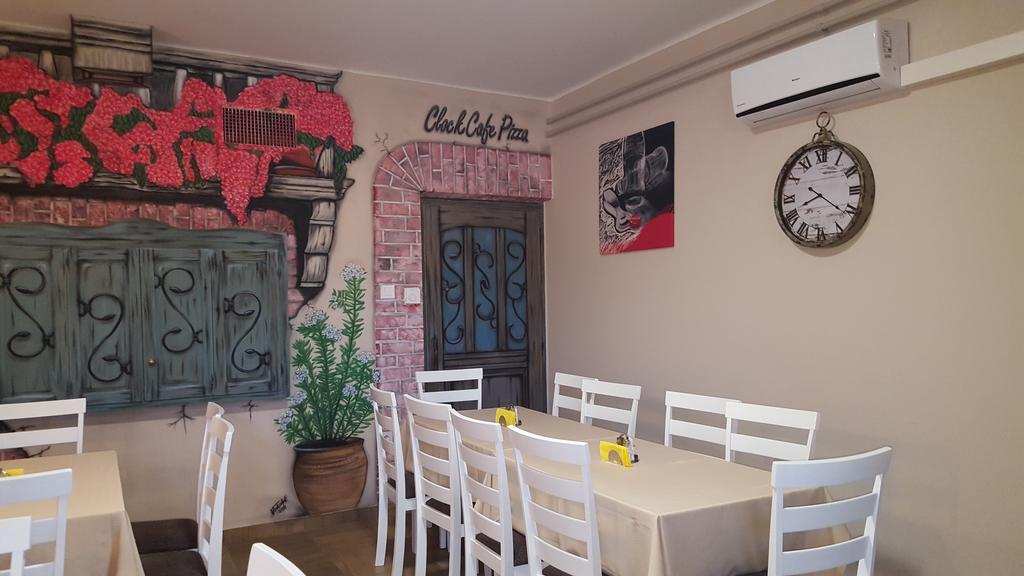 Clock Cafe Pizzeria Es Panzio Hotel Hajdúszoboszló Exterior foto