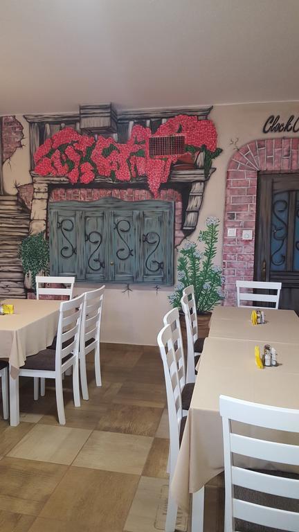 Clock Cafe Pizzeria Es Panzio Hotel Hajdúszoboszló Exterior foto