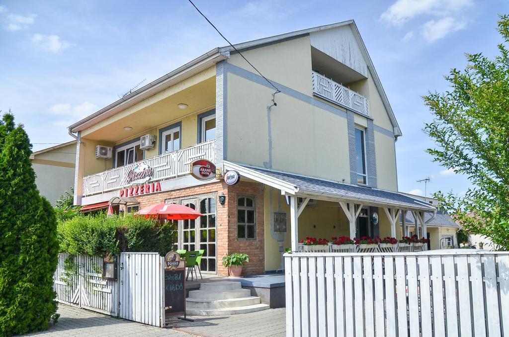 Clock Cafe Pizzeria Es Panzio Hotel Hajdúszoboszló Exterior foto