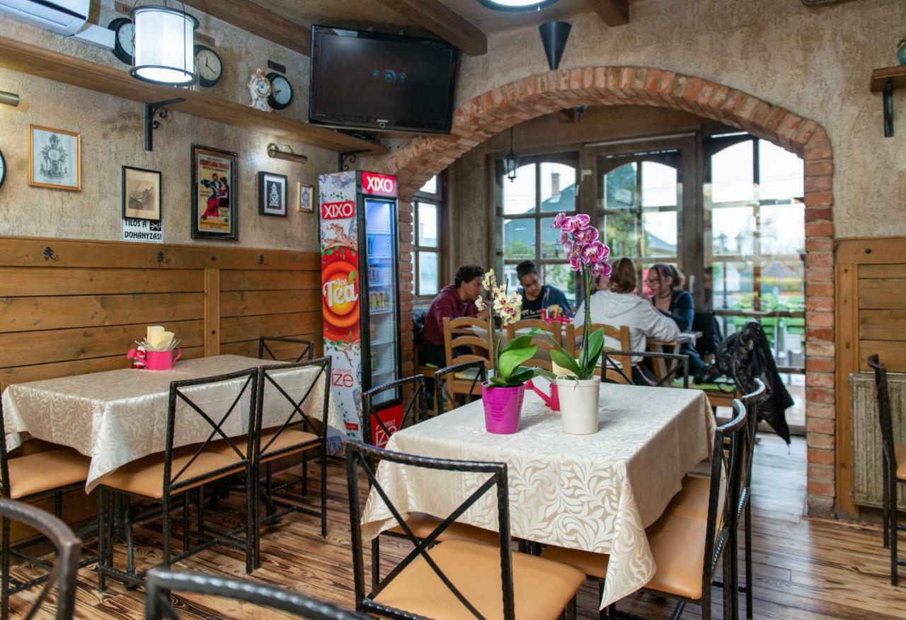 Clock Cafe Pizzeria Es Panzio Hotel Hajdúszoboszló Exterior foto